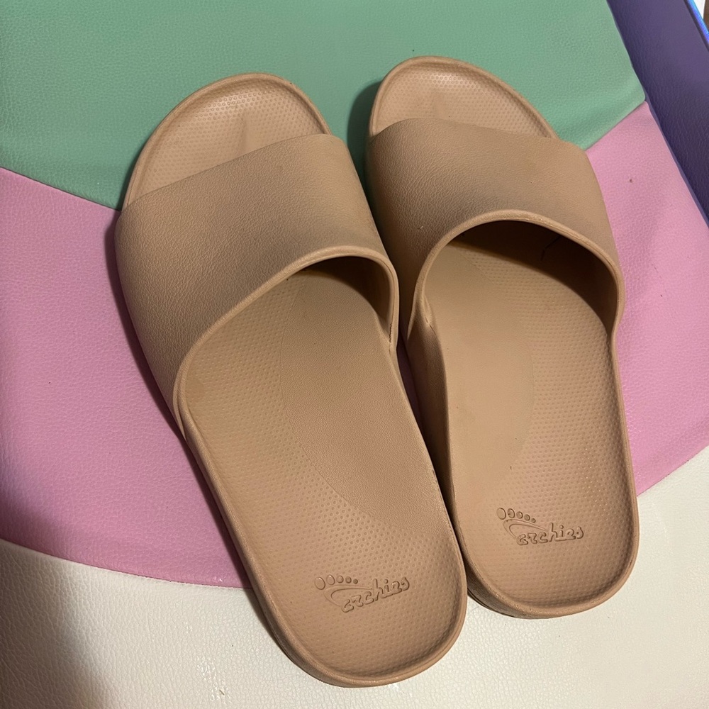 Archie’s Tan Slippers Minimalist Design